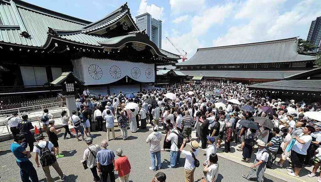Japonya Başbakanı Suga’dan tartışmalı tapınağa bağış