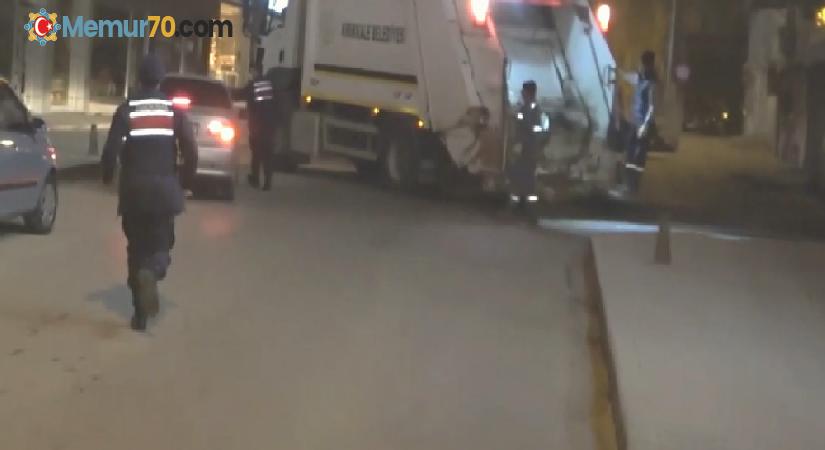 Çöp kamyonu, ekiplerden kaçan otomobili durdurmak için yolu kapattı