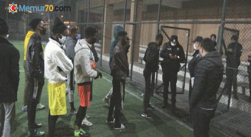 Futbol oynarken yakalanan Somalili öğrenciler yurda götürüldü