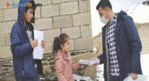 Öğretmenler kapı kapı dolaşarak kitap dağıttı