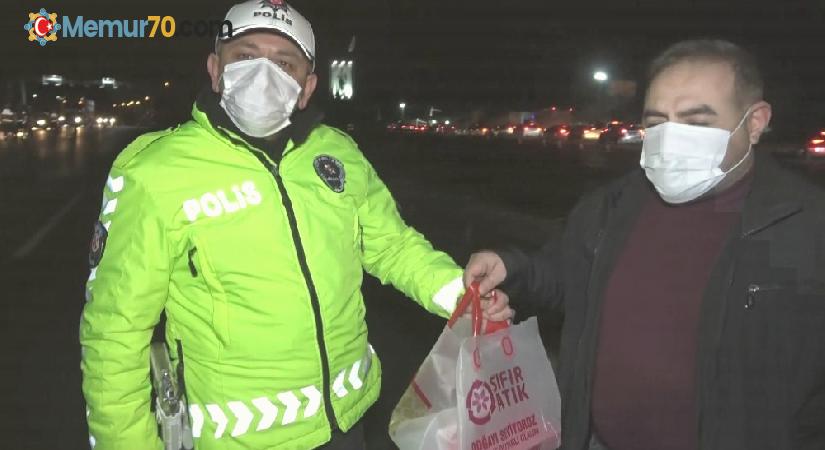 Sokağa çıkma kısıtlamasında vatandaştan polise baklava ikramı