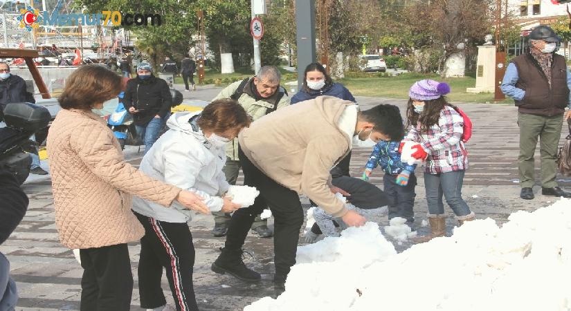 Bodrum’da ilk kez kar gören çocuklar doyasıya eğlendi