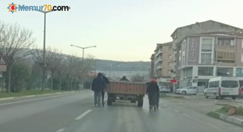 Bursa’da traktöre takılan patenci çocukların tehlikeli yolculuğu kameralara yansıdı