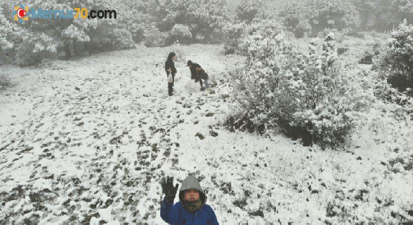 Çocuklar karın keyfini kar topu oynayarak çıkardı