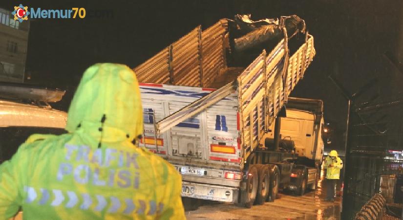 D100’de damperi açılan tırın dorsesi üst geçide çarptı