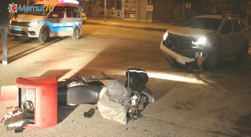 İki araç kaza yaptı, biri savrulup motosikletli kuryeye  çaptı