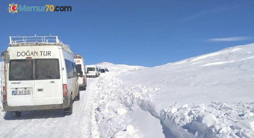 Köy yolunda karda mahsur kalan 6 minibüs kurtarıldı