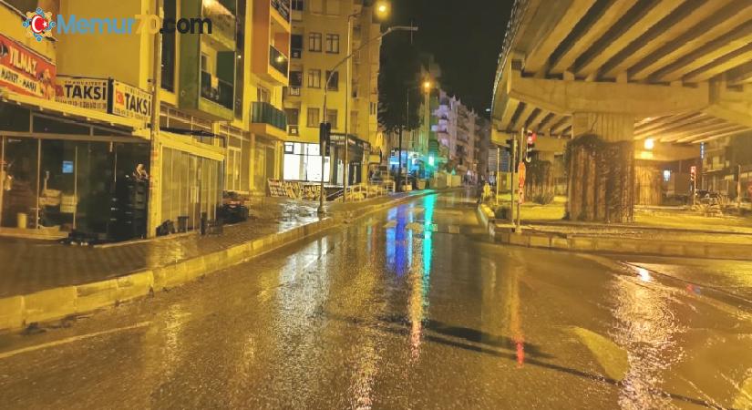 Kuşadası’nda sağanak sonrası istinat duvarı çöktü, yollar göle döndü