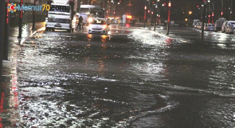 Manisa’da sağanak yağış cadde ve sokakları göle çevirdi