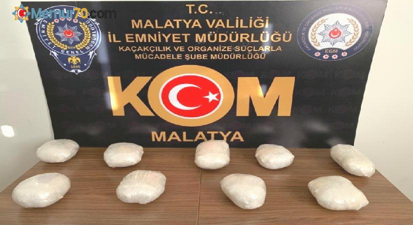 Otobüsteki yolcunun çantasından 3 kilo 604 gram esrar çıktı