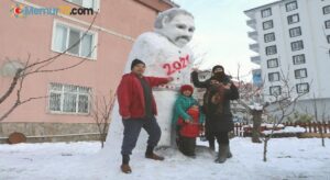 4 metre uzunluğunda dev kardan adam yaptılar