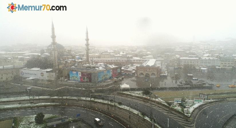 Beyaza bürünen Eminönü Meydanı havadan görüntülendi