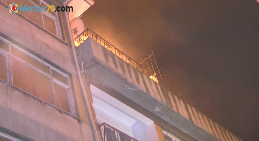 Fatih’te bir binanın çatısında yangın çıktı, bitişiğinde bulunan otel tahliye edildi