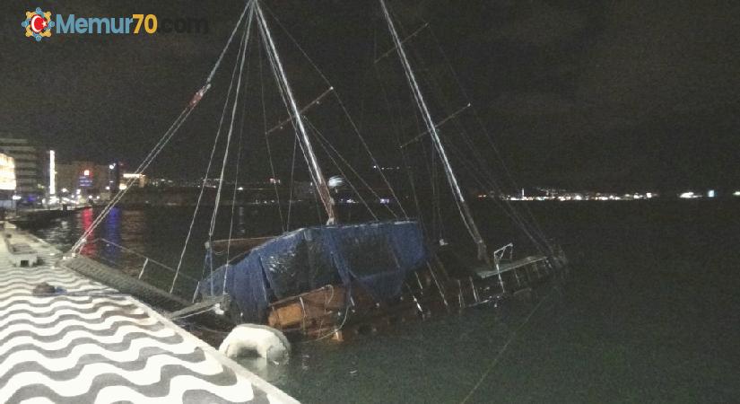 İzmir’de fırtına nedeniyle, tekne yan yattı