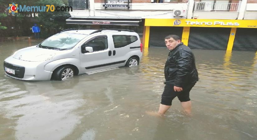 İzmir’i vuran sel felaketiyle esnaf ve vatandaş çaresiz kaldı