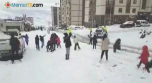 Şırnak’ta çocuklar trafik polisleriyle kar topu oynadı