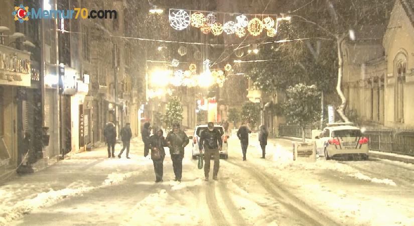 Taksim Meydanı kar yağışı ile birlikte beyaza büründü