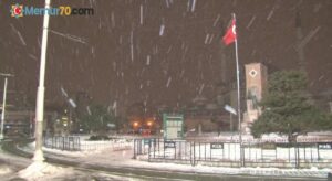 Taksim’de sabah saatlerinde kar yağışı etkili oluyor