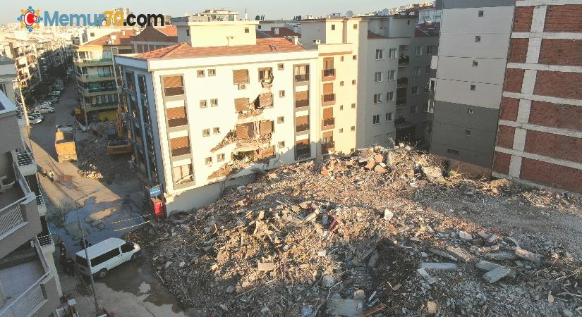 Ağır hasarlı bina yıkım esnasında çöktü: Hasar gören yandaki bina mühürlendi