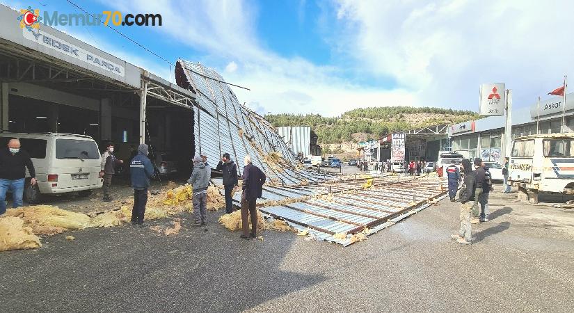 Fırtına çatıları uçurdu, 4 araç zarar gördü