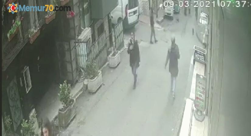 (Özel) Taksim’de genç kadının yaşadığı kapkaç dehşeti kamerada