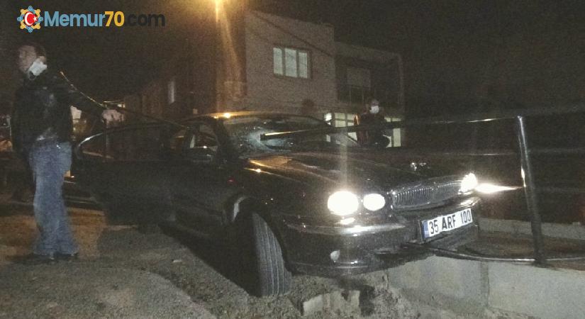 Polisten kaçan şüphelinin otomobili demirlere saplandı