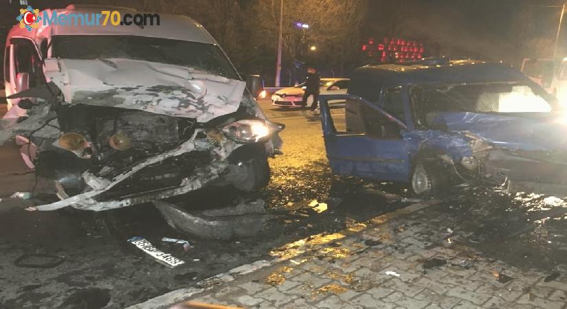 Sultanbeyli’de kısıtlamayı delen sürücü minibüs ile kafa kafa çarpıştı: 2 yaralı