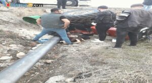 Traktörüyle kaza yaptı, yoldan geçen sağlık görevlileri hayatını kurtardı
