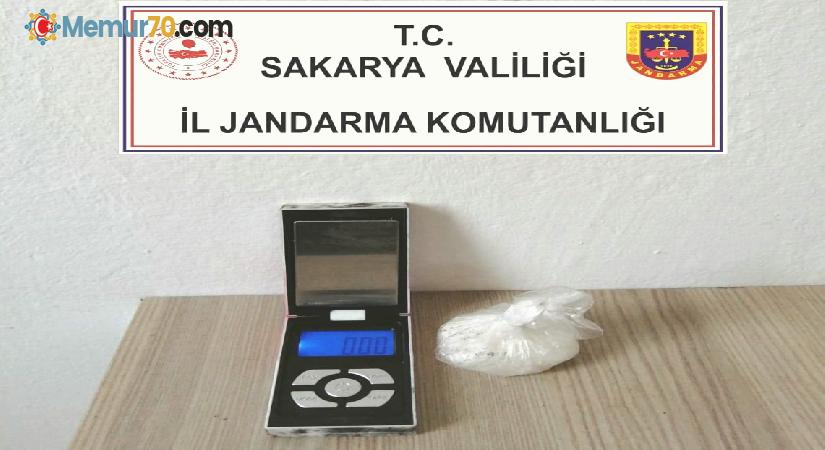 Araçtan uyuşturucu maddeleri atıp kaçmaya çalıştılar