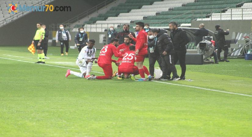 Futbolculardan sahada iftar