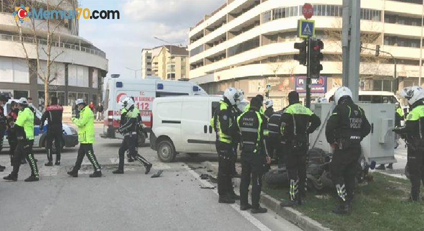 Hafif ticari araçla çarpışan motorize trafik polisi yaralandı