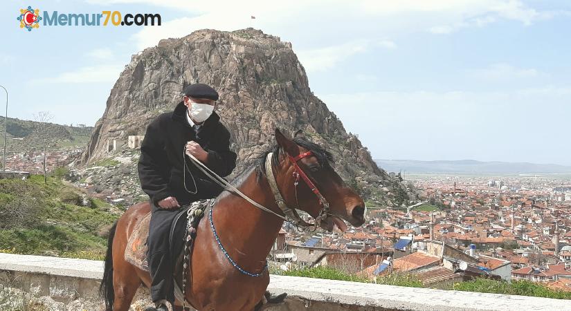 Kapanma öncesi atına binip son kez şehir turuna çıktı