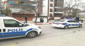 Karaman’da ağaca çarptıktan sonra tekeri kopan hafif ticari araç yan yattı