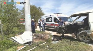 Kocaeli’de minibüs elektrik direğine çarptı: 5 yaralı