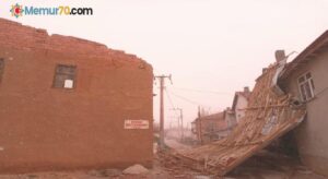 Konya’da şiddetli rüzgar evlerin çatısını uçurdu, çilek seralarına zarar verdi