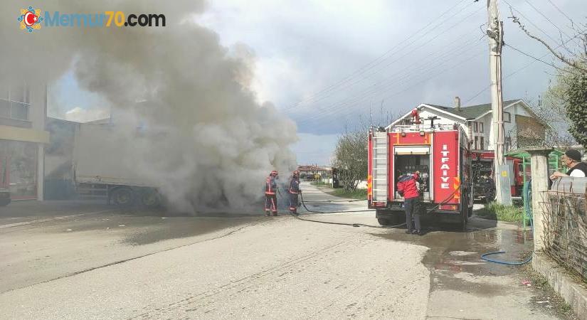 Markete mal sevkiyatı yapan kamyon yanarak küle döndü