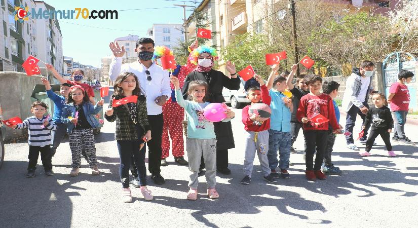 Sokak sokak gezip hediye dağıttılar