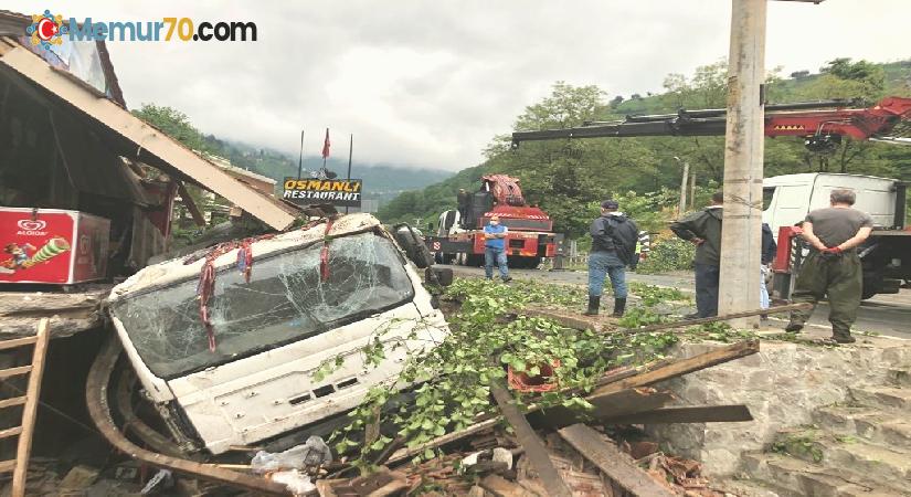 Beton mikseri bakkal dükkanının üzerine devrildi: 2 yaralı