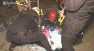 Beyoğlu’nda açık bırakılan kanalizyon çukuruna düşen yaşlı kadını itfaiye kurtardı