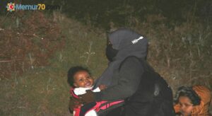 Minik mültecinin mama yerken ki bakışları yürekleri dağladı