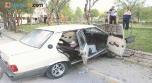 Otomobil çocuk parkının duvarına çarptı: 3 yaralı