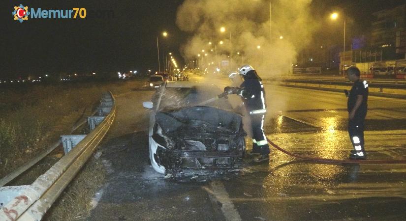 Alkollü sürücünün patlak lastikle kullandığı otomobil alev alev yandı
