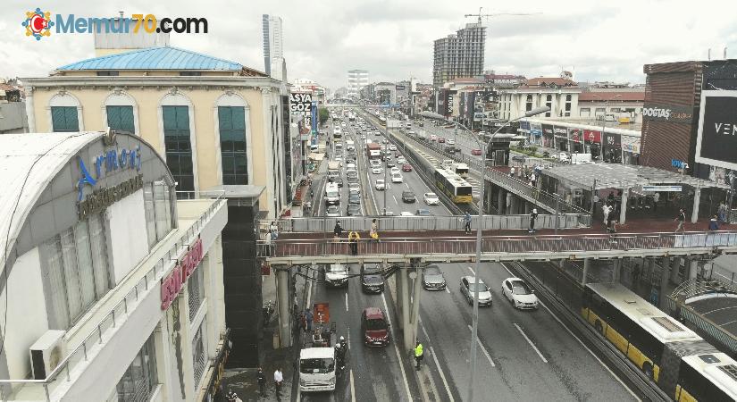 Avcılar’de E-5 üst geçide bağlı kablolar halk otobüsünün üzerine düştü