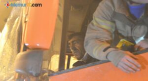 Bayrampaşa’da zincirleme kaza: Sıkışan tır sürücüsünü itfaiye ekipleri kurtardı