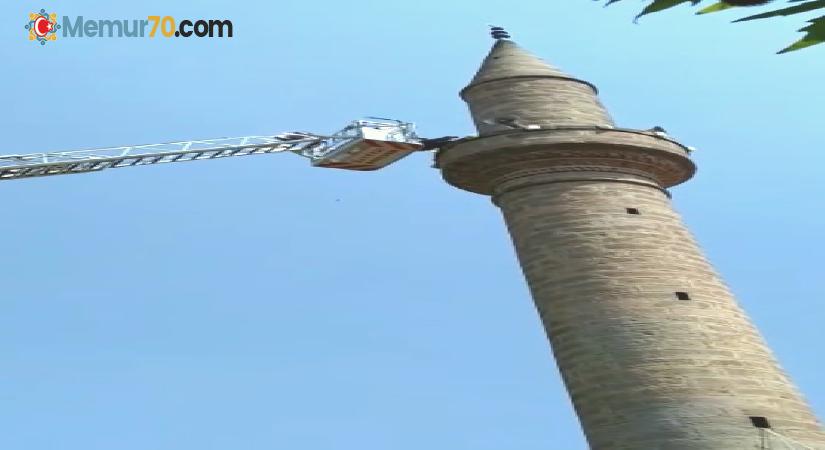 Cami minaresinde mahsur kalan adamı itfaiye kurtardı