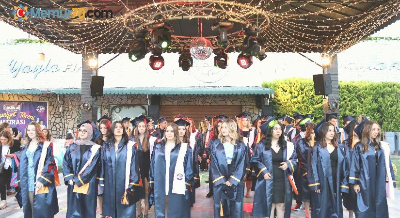 Özel Buca Radikal Anadolu Lisesinde mezuniyet heyecanı