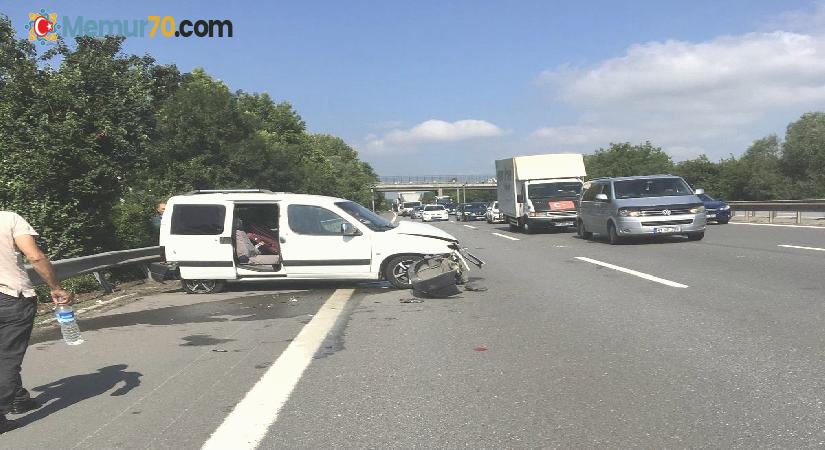 TEM’de lastiği patlayınca önce tıra sonra bariyere çarptı: 2 yaralı