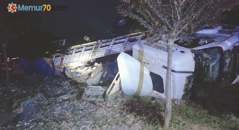 Bursa’da cam şişe yüklü tır devrildi, kara yolu cam şişeyle kaplandı