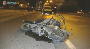 Kontrolden çıkan otomobil trafik polisi ve motosiklete çarptı: 2 ölü, 1 polis yaralı