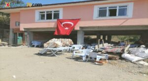 Samsunlu şehidin evi Türk bayrakları ile donatıldı